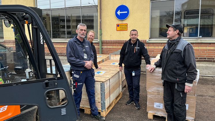 Fr v: Morgan Nilsen – Göteborgs spårvägar, Martin Söderlund från hjälporganisationen, Özcan Yilmaz – verkstadschef Rantorget samt Kurt Turesson från hjälporganisationen. (Foto: Göteborgs Spårvägar)