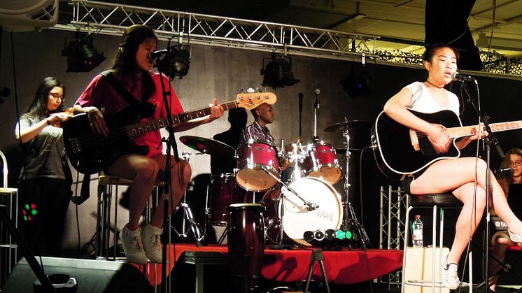 Ungdomar som arbetar med musik inom ramen för landstingets kultursommarjobbsatsning repar inför sina offentliga framföranden i Skärholmen. Foto: Sarah Magnusson.