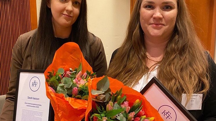 Sarah Isacson och Liza Backlund med blommor och diplom efter utmärkelsen.