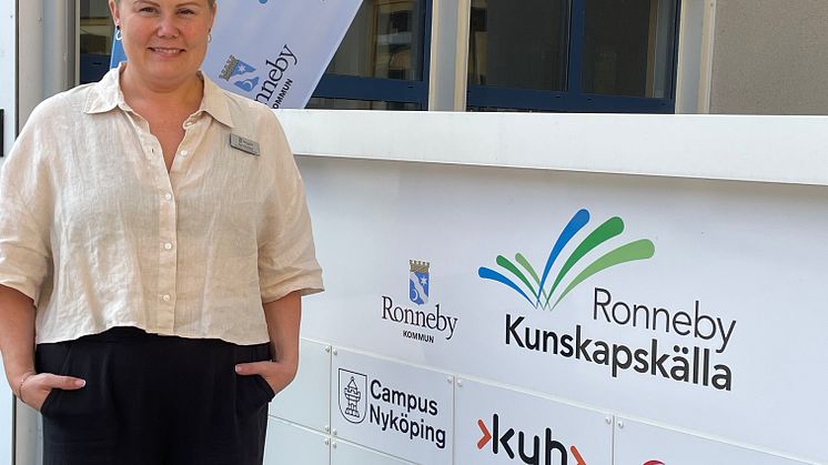 Åsa Direnius, verksamhetsutvecklare på Ronneby Kunskapskälla, välkomnar de nya studenterna