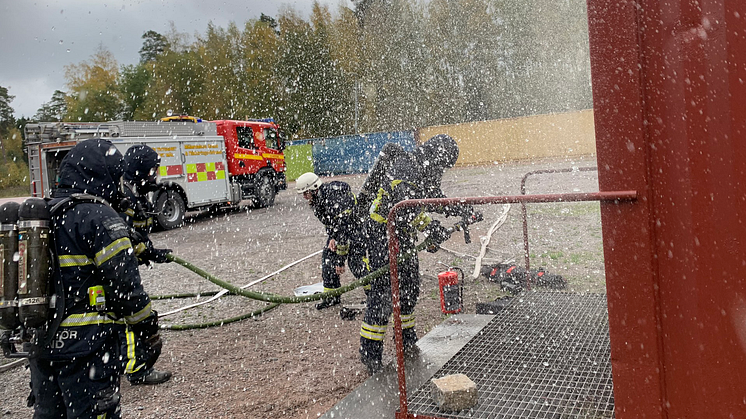 Brandmännen från RTMD övar rökdykning.