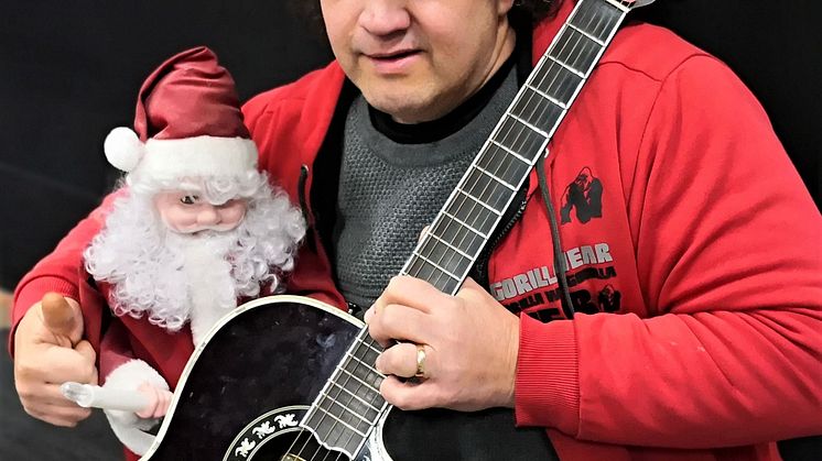 Julen kommer med ny julsång av tyngdlyftaren Anders Bergström.