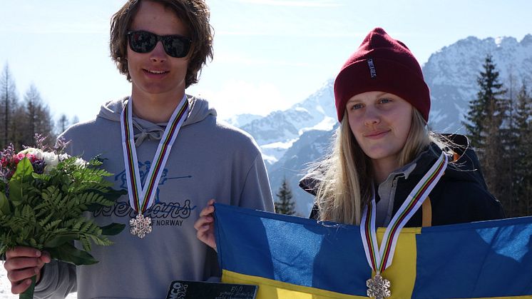 Två JVM-silvermedaljörer i freeskiing slopestyle. Foto: Niklas Eriksson.