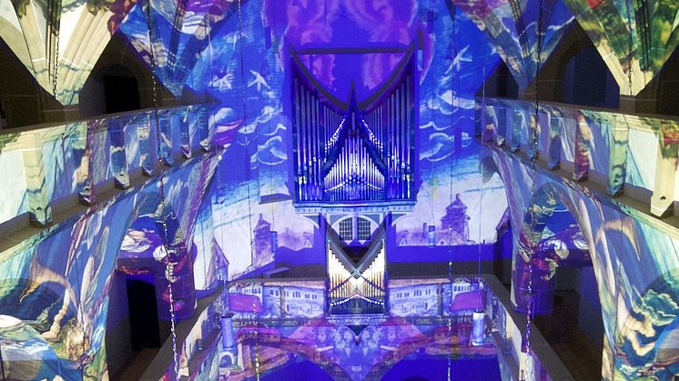 Lichtkunst vom Atelier Ingo Bracke in der Torgauer Schlosskirche 