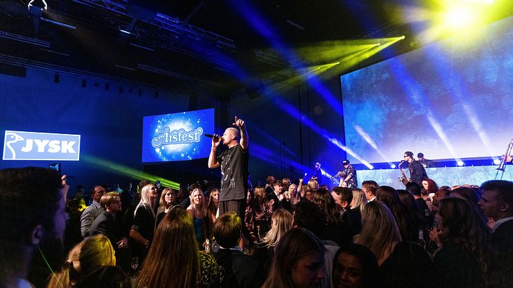 Når JYSK stenger sine butikker rundt om i hele landet så er det for å by sine ansatte på fest.