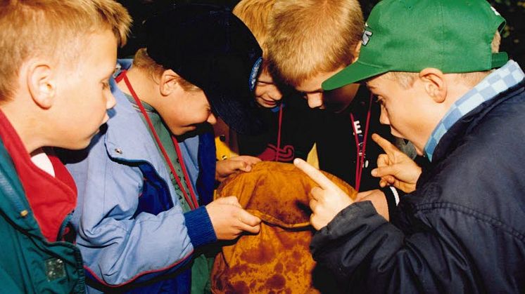 En spännande stund ute i skogen (arkivbild från undervisning vid Naturskolan i Sollentuna).