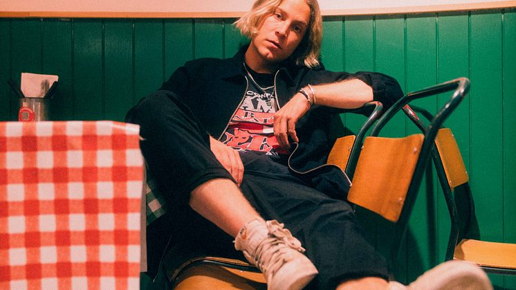 ​Ola Svensson aka Brother Leo hyllas i England och släpper “Barcelona”
