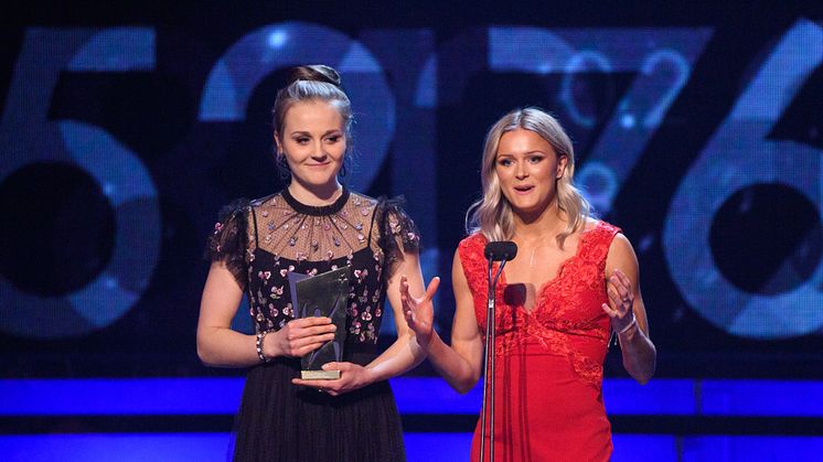 Stina Nilsson och Frida Karlsson från Damstafettlaget