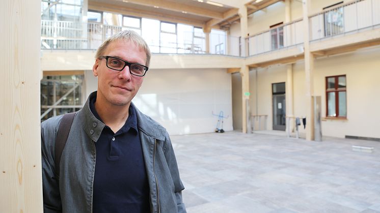 Johan Larsson ser fram mot att välkomna entreprenörer i Business Start. Verksamheten finns i hela Västernorrland. Här ses Johan Larsson i de nyrenoverade lokalerna i stadsdelen Grönborg i Sundsvall dit Åkroken Business Incubator nu flyttar.