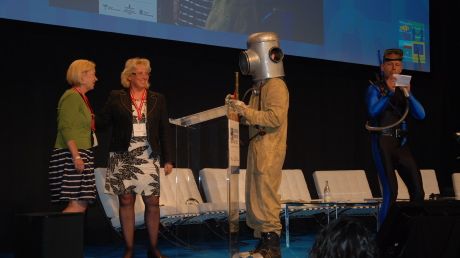 Anneli Hulthén, kommunstyrelsens ordförande i Göteborg, och miljöminister Lena Ek tillsammans med artistduon "Vattenmannen och Speed" på European Maritime Day i Göteborg, 21 maj