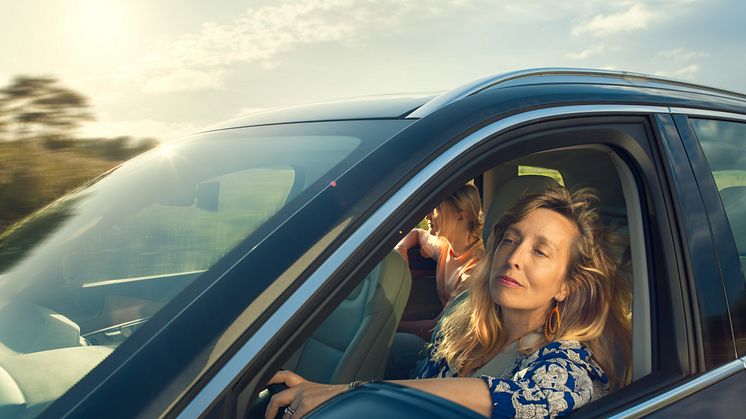Alla har vi en stund i bilen ibland, när vi höjer volymen och njuter av tillvaron lite extra. Den känslan tar Kvdbil fasta på med sitt nya kommunikationskoncept Cruisa mer, krångla mindre.