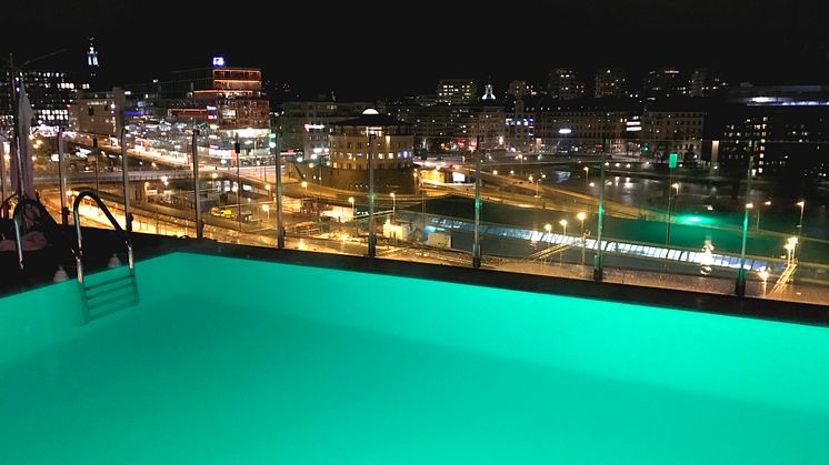 Årets superpris i Clarion Hotel Sign's äggjakt är ett eget Night Swim på Selma City Spa!
