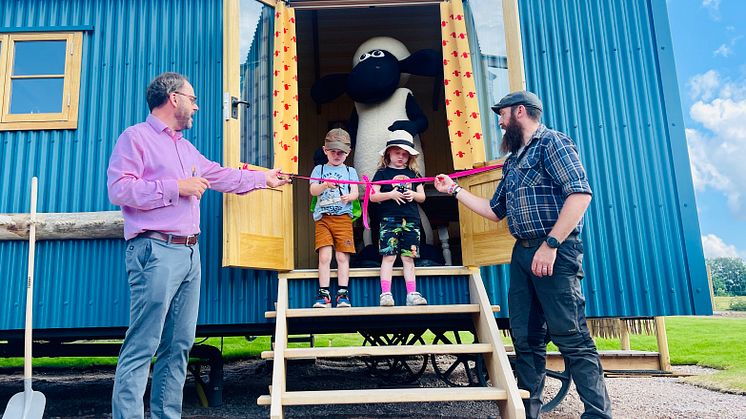 Tvillingarna Marwin och Miranda hjälpte Fåret Shaun och Skånes Djurparks ägare Håkon Lund (till vänster) att klippa bandet till en av vagnarna i Shaun's Wagons.