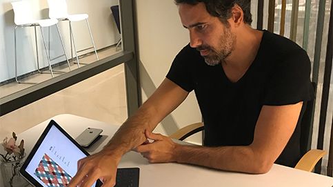 Alexandre Gomes i ett av Inkubatorns konferensrum