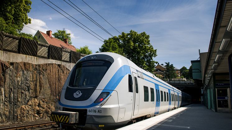 Pendeltåg vid Solna station.