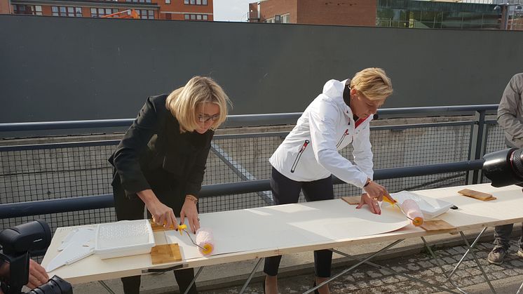 För att återknyta till historien skedde spadtaget genom att Katalin Paldeak, COO Nordic Choice Hotels  och Annica Ånäs, VD Atrium Ljungberg,  satte upp en tapetvåd med Kåbergs klassiska mönster på en skiva. 