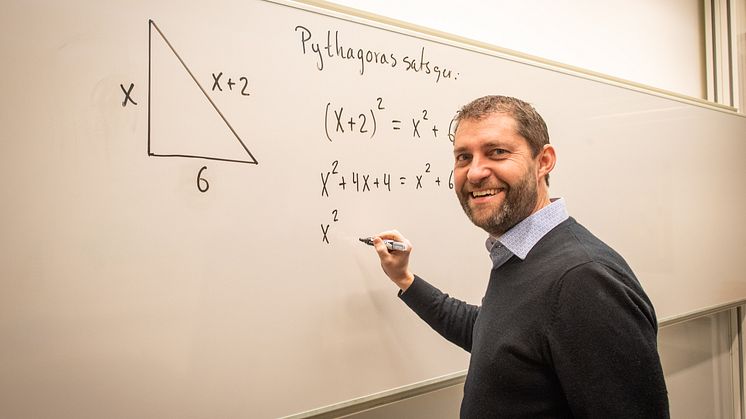 Daniel Carlsson, universitetsadjunkt i matematik, får 500 000 kronor som ett lärarpris.
