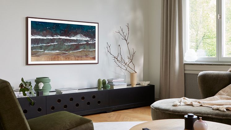 I tillegg til det nye størrelsesalternativet, er 2021-utgaven av The Frame tynnere enn tidligere modeller.