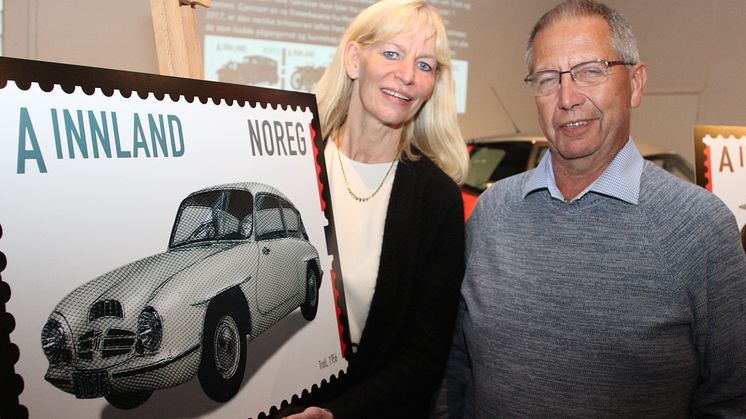 Kommunikasjonsdirektør Elisabeth Gjølme i Posten og vegdirektør Terje Moe Gustavsen viser frem ett av de nye frimerkene. FOTO: Posten