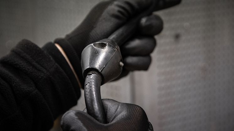 Hydroscands servicetekniker kontrollerar skicket på verkstadens slangar och ledningskomponenter