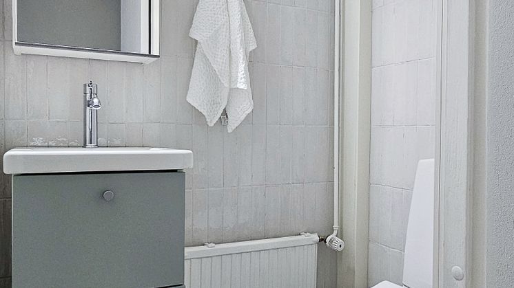 IDO Glow Art TurboFlush wc-istuin pienessä wc-tilassa.jpg