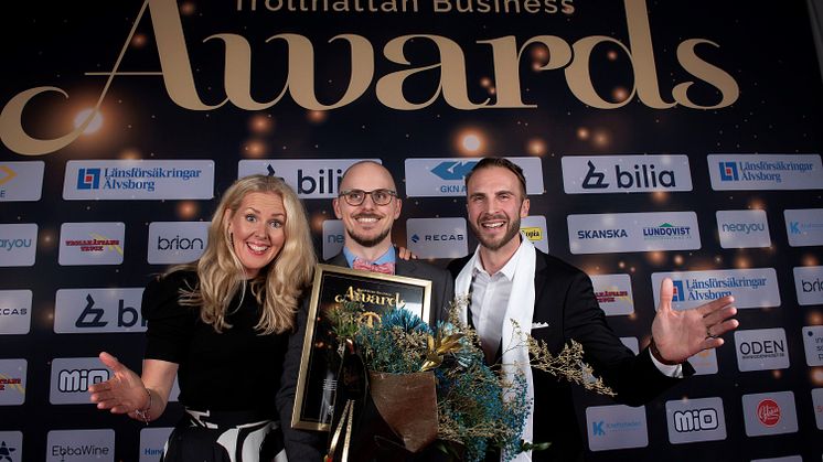 Petter Hagqvist tillsammans med Linda Bohlin Trajkovski och Eivind Vogel-Rödin från Innovatum Science Park.  Priset delades ut under Trollhättan Business Awards. Foto: Jerry Lövberg