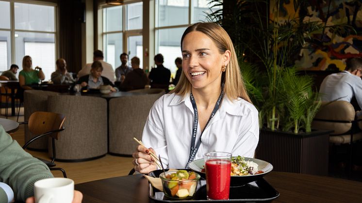 SOSIAL GENERASJON: 7 av 10 av Generasjon Z i Norge sier at en personalrestaurant/kantine/kaffebar er viktig når de vurderer mulige arbeidsgivere. FOTO: Compass Group Norge
