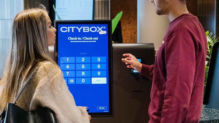 Vert hjelper gjest med å sjekke inn på Citybox Helsinki