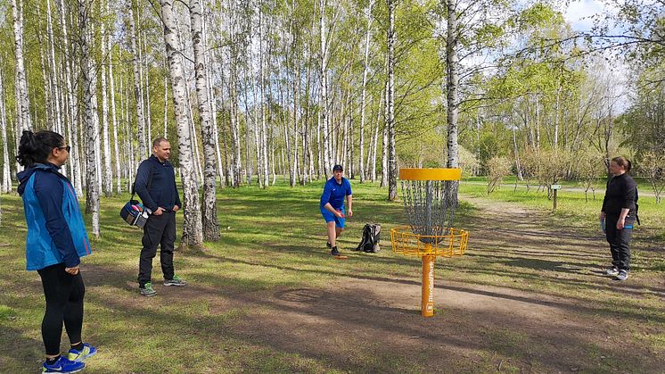 Discgolf är en perfekt aktivitet i tider när folkhälsan rekommenderar oss att umgås ute och hålla avstånd.