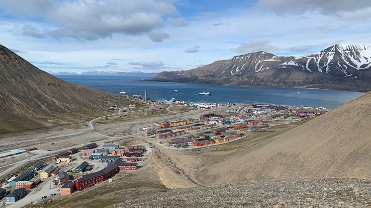 Longyearbyen og Svalbard står overfor en energiomstilling. Dette er bakgrunnen for samarbeidsavtalen mellom UNIS, Store Norske og SINTEF. Foto: Graham Gilbert/UNIS.