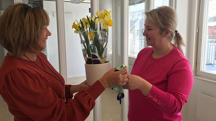 Huges kundförvaltare Anette Snellman ger en välkomstblomma till Samira Huseynova, rektor på Butalands förskola.