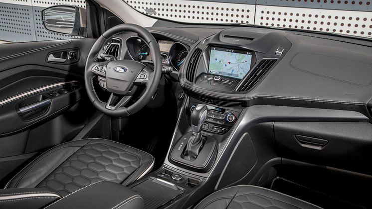 2016Kuga_Vignale_Milano_Grigio_040