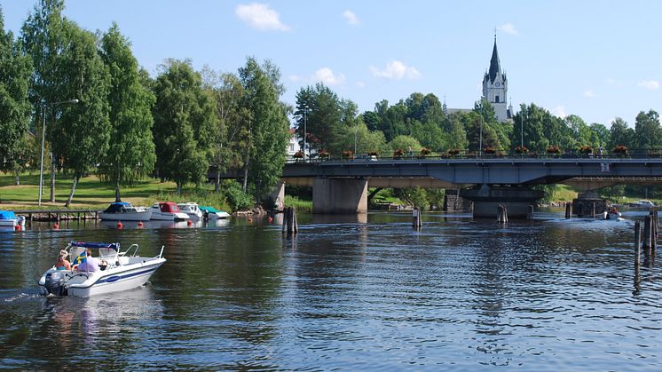 Frykensundet som ringlar genom centralorten har gett Sunne sitt namn. Sundet uttalas Sunne på värmländska.