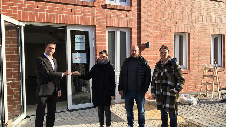 Schlüsselübergabe für das erste fertige Gebäude. Von links: Christof Berlin, Marie-Luise Haacke, Holger Reimers (Leiter Personal) und Judith Büchler-Wanke (Leiterin Interne Dienste und Ausbildung)
