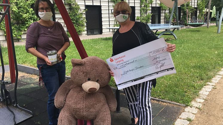 Kerstin Stadler nahm die Spende von Heidrun Held im Garten des Kinderhospizes entgegen
