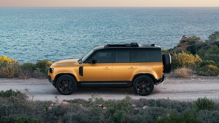 JLR Defender Ibiza 110 High Side Profile.jpg