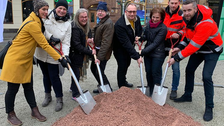 Första spadtaget för ombyggnaden av Stora torg togs av representanter för handlarna, Eslövs kommun och byggaren.
