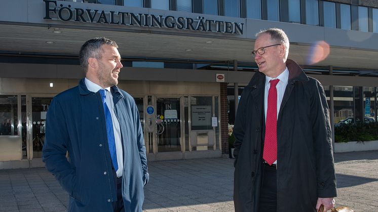 Kenneth Fredriksen och advokat Ola Hansson utanför Förvaltningsrätten. Foto: Jens Reiterer