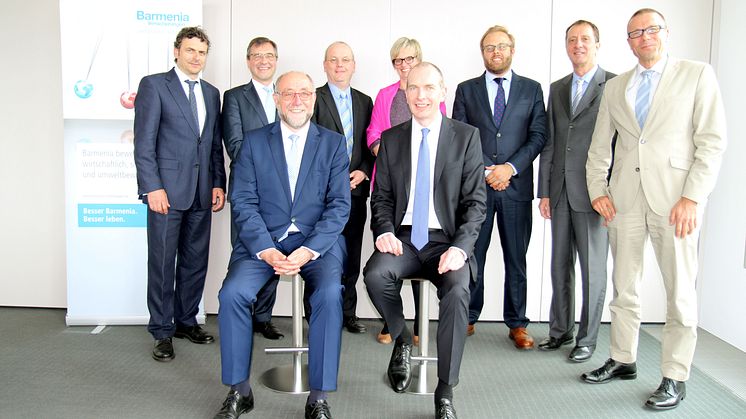 Barmenia-Vorstände: vorne links Martin Risse, vorne rechts: Andreas Eurich, Mitglieder Nachhaltigkeitsbeirat: hinten von links nach rechts: Jörg Weber, Georg Schürmann, Dieter Brübach, Silke Stremlau, Carsten Herbes, Thomas Meuser, Uwe Schneidewind
