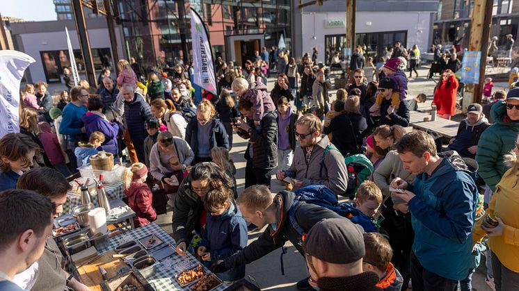 Mange folk la turen innom Geitmyra Credo på søndag. Foto: Geir Mogen