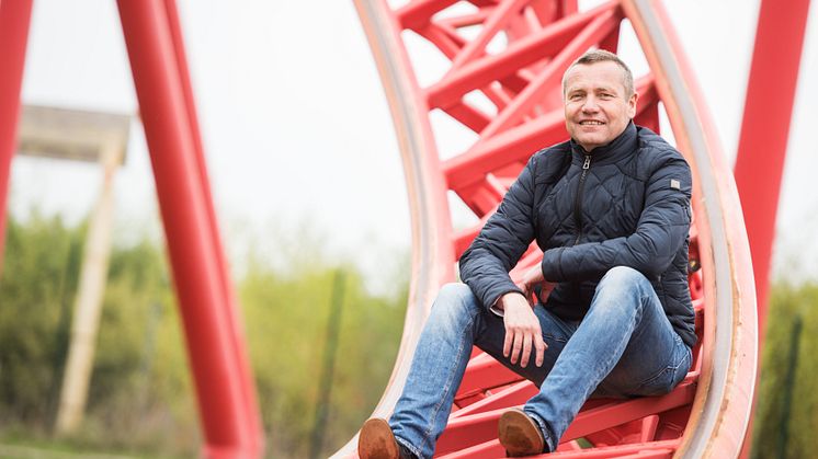 BELANTIS-Geschäftsführer Erwin Linnenbach an der Mega-Achterbahn HURACAN (©Christian Modla / BELANTIS)