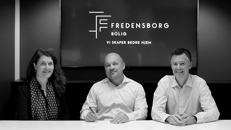 Katharina Th. Bramslev fra Grønn Byggallianse, sammen med styreleder Tollef Svenkerud og daglig leder Magnus Aune Hvam i Fredensborg Bolig. Foto: Fredensborg Bolig.