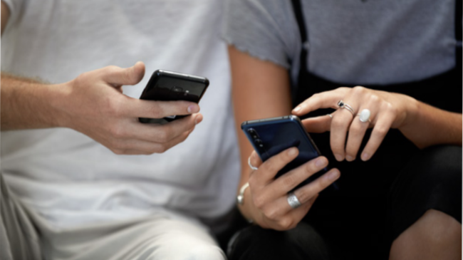 Tre vill tömma Sveriges byrålådor på gamla mobiler