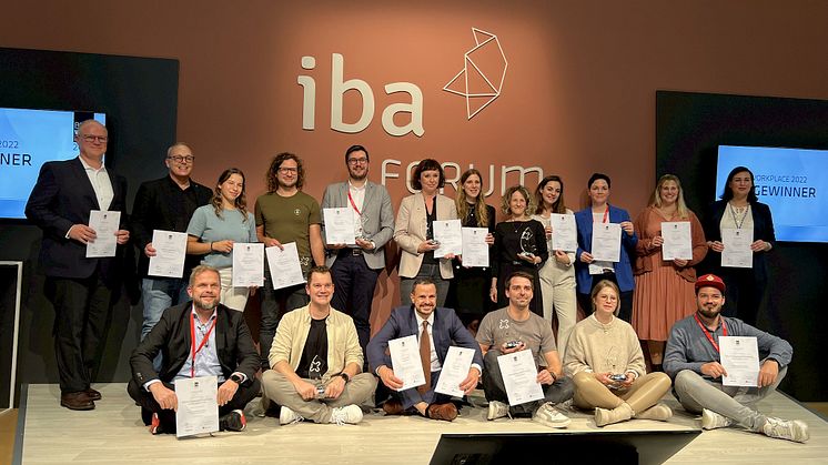 Die diesjährigen Gewinner des Best Workplace Award auf der Bühne des IBA Forum auf der ORGATEC 2022. Bild: IBA