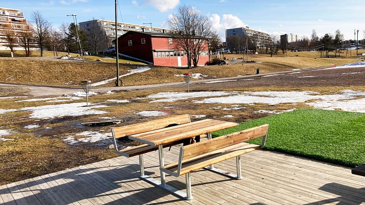 Nytt piknikbord i Tokeruddalen ved Stovner rockefabrikk