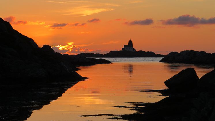 Røværholmen Fyr i solnedgang. Foto: Ravnafloke