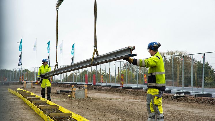 Första rälen landar på spårbädden. Foto: Kristina Strand Larsson, Lunds kommun