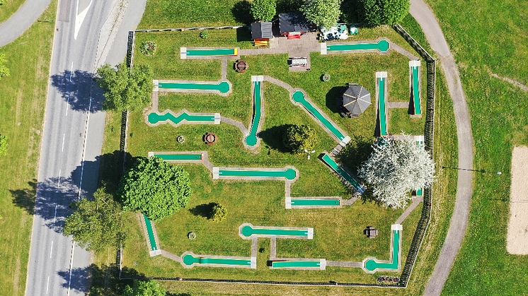 Nya mattor på minigolfbanan i Sjösalaparken
