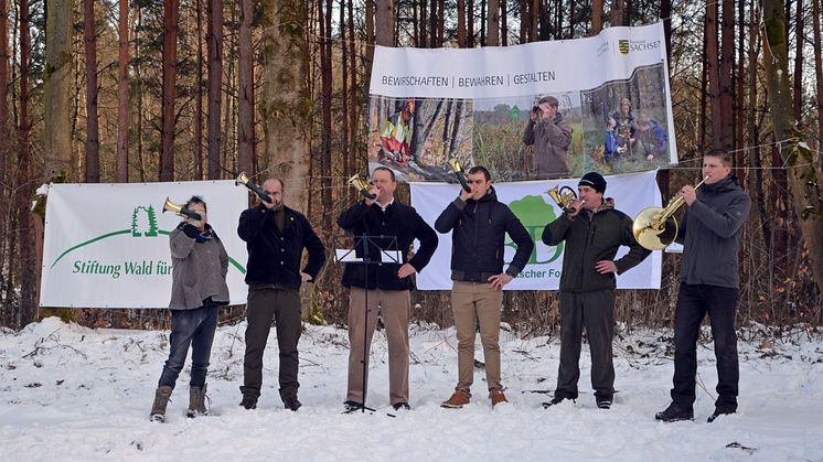 Die Wermsdorfer Jagdhornbläser spielen zur Eröffnung des Aktionsjahres „Waldgebiet des Jahres 2018“