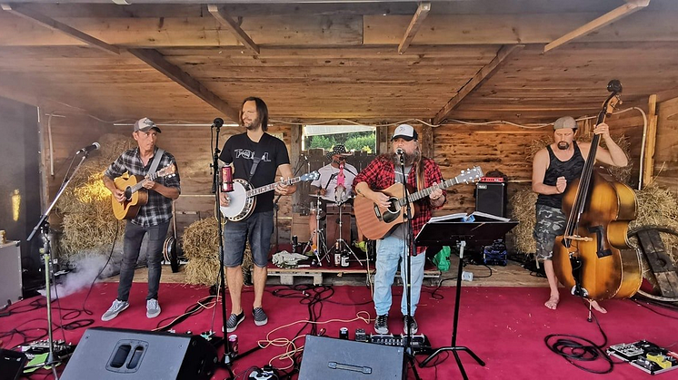 Croft Valley Farmboys från Fjärås tar med oss på en tidsresa tillbaka till de legendariska musikaliska skogarna i Smoky Mountains i USA.